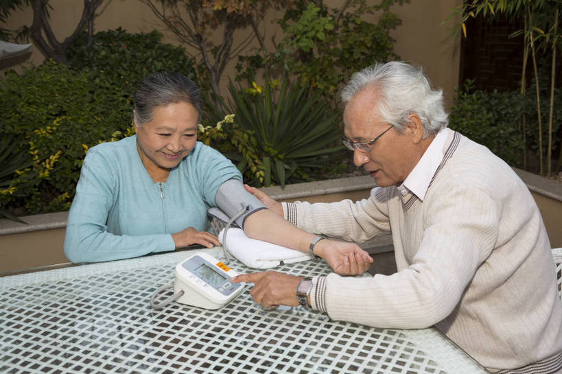 东方人,老年人,两个人,夫妻,花园,横图,彩色,室外,白天,正面,侧面,爱情,时尚,成功,北京,中国,图片,庭院,浪漫,休闲,健康,休闲服,成熟,恩爱,活力,自信,保健,恋人,摄影,生活方式,量血压,关爱,亲情,精明,老年男性,老年女性,男人,男性,女人,女性,亚洲人,中国人,夫妇,情侣,半身,愉快,伴侣,奢华,bj174