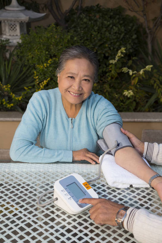 东方人,老年人,两个人,夫妻,花园,竖图,彩色,室外,白天,正面,侧面,爱情,时尚,成功,北京,中国,图片,庭院,浪漫,休闲,健康,休闲服,成熟,恩爱,活力,自信,保健,恋人,摄影,生活方式,量血压,关爱,亲情,精明,老年男性,老年女性,男人,男性,女人,女性,亚洲人,中国人,夫妇,情侣,半身,愉快,伴侣,奢华,bj174