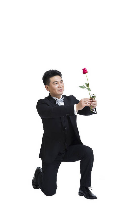 东方人,中年人,一个人,商务人士,商务男性,跪,竖图,彩色,室内,白天,留白,抠图,白色背景,侧面,衬衫,时尚,成功,玫瑰,北京,中国,套装,正装,图片,浪漫,现代,花,一朵,成熟,自信,摄影,青春,求婚,商务装,工薪阶层,精明,男人,男性,年轻男性,亚洲人,中国人,年轻人,白领,上班族,跪着,全身,影棚拍摄,衬衣,礼服,西服,愉快,bj174