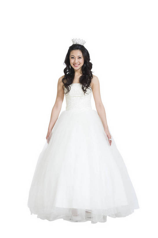 东方人,新娘,微笑,竖图,彩色,室内,白天,留白,抠图,白色背景,正面,婚纱,裙子,时尚,成功,北京,中国,仅一个人,连衣裙,正装,图片,浪漫,现代,长裙,成熟,可爱,美女,自信,摄影,生活方式,青春,优雅,花冠,乐观,年轻女性,女人,女性,亚洲人,中国人,年轻人,全身,影棚拍摄,礼服,愉快,bj174