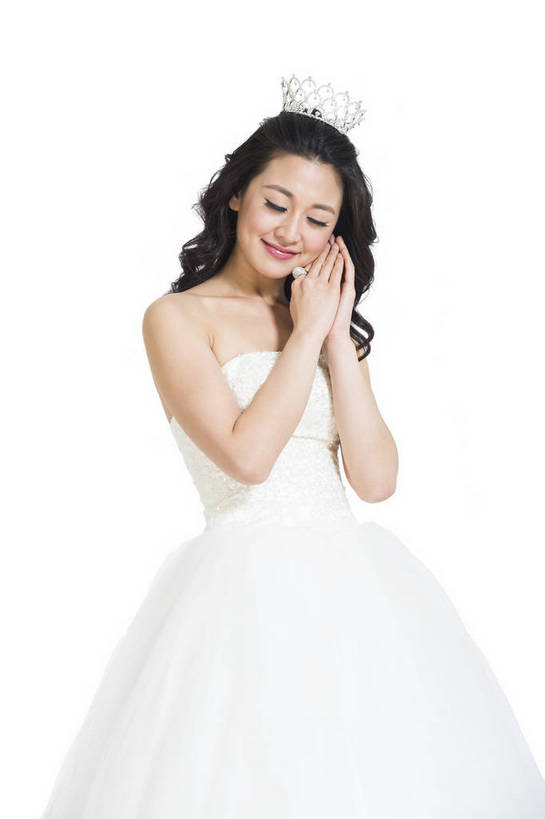 东方人,新娘,微笑,竖图,彩色,室内,白天,留白,抠图,白色背景,侧面,婚纱,裙子,时尚,成功,北京,中国,仅一个人,连衣裙,正装,图片,浪漫,现代,长裙,成熟,可爱,美女,自信,摄影,生活方式,青春,优雅,花冠,乐观,年轻女性,女人,女性,亚洲人,中国人,年轻人,半身,影棚拍摄,礼服,愉快,bj174