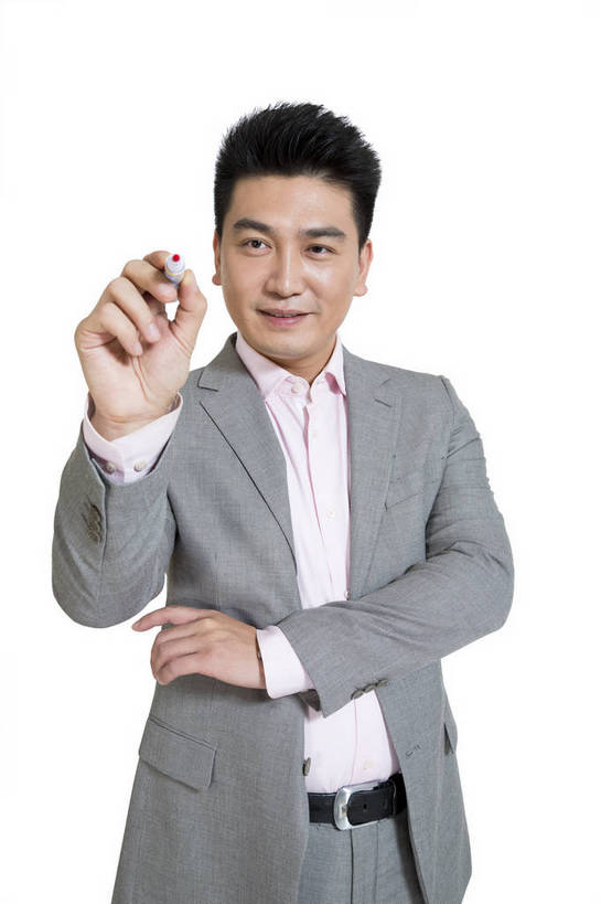 东方人,中年人,一个人,商务人士,商务男性,站,竖图,彩色,室内,白天,留白,抠图,白色背景,正面,衬衫,商务,时尚,成功,北京,中国,写字,套装,正装,图片,浪漫,现代,手势,职业,成熟,自信,摄影,青春,模拟,商务装,工薪阶层,精明,男人,男性,年轻男性,亚洲人,中国人,年轻人,白领,上班族,半身,影棚拍摄,衬衣,西服,愉快,bj174