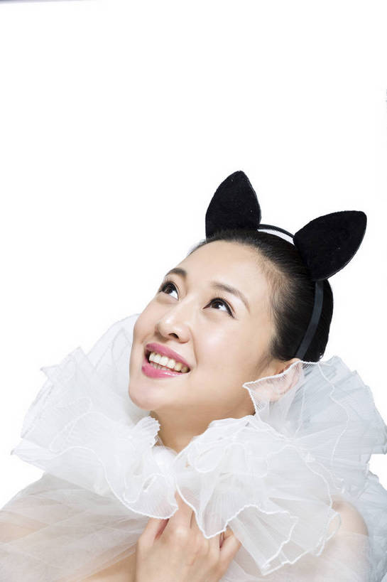 东方人,五官,脸,笑,竖图,彩色,室内,特写,白天,留白,抠图,白色背景,正面,美容,时尚,北京,中国,仅一个人,护肤,头饰,图片,纱巾,围巾,休闲,表情,成熟,可爱,美女,自信,摄影,头像,生活方式,精致,青春,优雅,兔耳朵,肖像,乐观,年轻女性,女人,女性,亚洲人,中国人,年轻人,面部,影棚拍摄,愉快,bj174