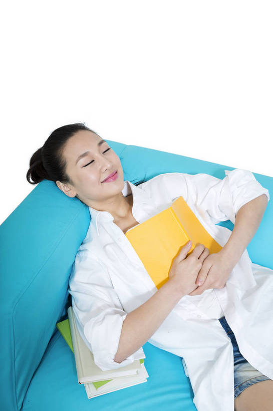 东方人,微笑,竖图,彩色,室内,白天,留白,抠图,白色背景,侧面,看书,时尚,阅读,沙发,北京,中国,仅一个人,图片,休闲装,现代,休息,休闲,成熟,可爱,美女,自信,摄影,生活方式,青春,优雅,遐想,乐观,年轻女性,女人,女性,亚洲人,中国人,年轻人,卧,半身,影棚拍摄,愉快,bj174