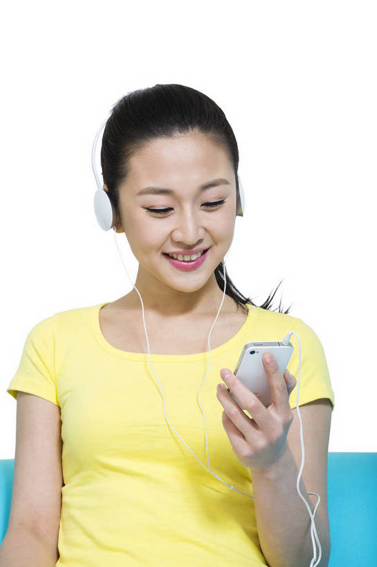 东方人,坐,打电话,微笑,竖图,彩色,室内,白天,留白,抠图,白色背景,正面,时尚,沙发,电话,手机,北京,中国,仅一个人,图片,休闲装,通讯设备,现代,耳机,听音乐,享受,休息,休闲,成熟,可爱,美女,自信,摄影,生活方式,青春,优雅,智能手机,乐观,交流,年轻女性,女人,女性,亚洲人,中国人,年轻人,沟通,通话,半身,影棚拍摄,愉快,苹果手机,bj174