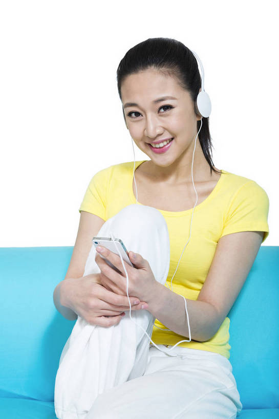 东方人,坐,打电话,微笑,竖图,彩色,室内,白天,留白,抠图,白色背景,正面,时尚,沙发,电话,手机,北京,中国,仅一个人,图片,休闲装,通讯设备,现代,耳机,听音乐,享受,休息,休闲,成熟,可爱,美女,自信,摄影,生活方式,青春,优雅,智能手机,乐观,交流,年轻女性,女人,女性,亚洲人,中国人,年轻人,沟通,通话,半身,影棚拍摄,愉快,苹果手机,bj174