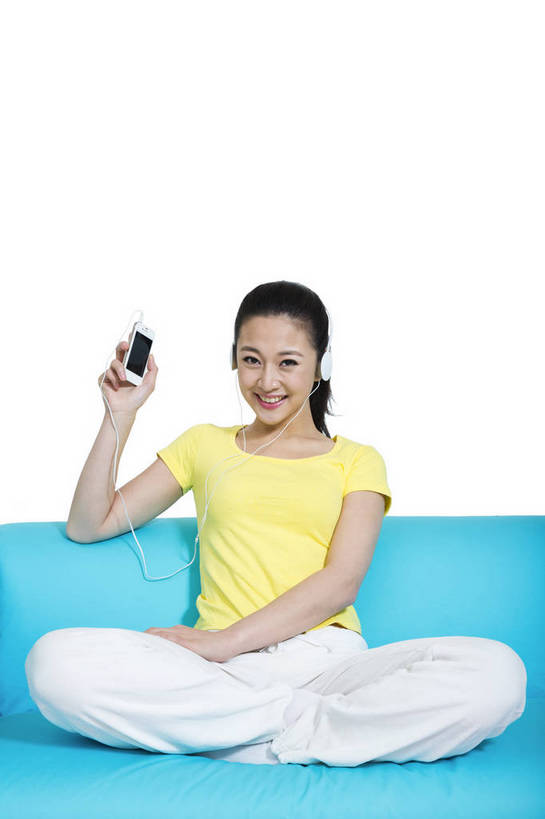 东方人,坐,打电话,微笑,竖图,彩色,室内,白天,留白,抠图,白色背景,正面,时尚,沙发,电话,手机,北京,中国,仅一个人,图片,休闲装,通讯设备,现代,耳机,听音乐,享受,休息,休闲,成熟,可爱,美女,自信,摄影,生活方式,青春,优雅,智能手机,乐观,交流,年轻女性,女人,女性,亚洲人,中国人,年轻人,沟通,通话,全身,影棚拍摄,愉快,苹果手机,bj174