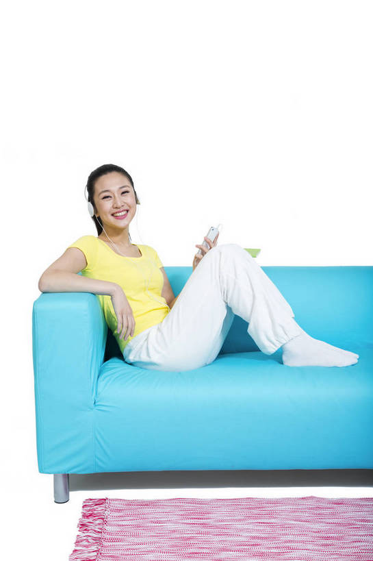 东方人,坐,打电话,微笑,竖图,彩色,室内,白天,留白,抠图,白色背景,侧面,时尚,沙发,电话,手机,北京,中国,仅一个人,图片,休闲装,通讯设备,现代,耳机,听音乐,享受,休息,休闲,成熟,可爱,美女,自信,摄影,生活方式,青春,优雅,智能手机,乐观,交流,年轻女性,女人,女性,亚洲人,中国人,年轻人,沟通,通话,全身,影棚拍摄,愉快,苹果手机,bj174