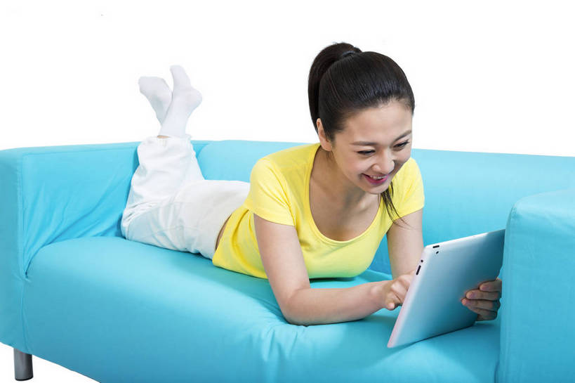 东方人,微笑,横图,彩色,室内,白天,留白,抠图,白色背景,侧面,时尚,电脑,笔记本电脑,沙发,北京,中国,仅一个人,网络,图片,休闲装,娱乐,通讯设备,现代,休息,休闲,成熟,可爱,美女,自信,摄影,生活方式,青春,优雅,无线,通信设备,无线网络,无线上网,便携式电脑,平板电脑,乐观,上网,手提电脑,年轻女性,女人,女性,亚洲人,中国人,年轻人,趴,全身,影棚拍摄,愉快,bj174