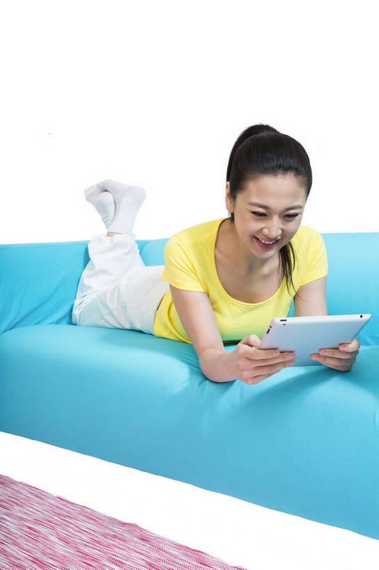 东方人,微笑,竖图,彩色,室内,白天,留白,抠图,白色背景,侧面,时尚,电脑,笔记本电脑,沙发,北京,中国,仅一个人,网络,图片,休闲装,娱乐,通讯设备,现代,休息,休闲,成熟,可爱,美女,自信,摄影,生活方式,青春,优雅,无线,通信设备,无线网络,无线上网,便携式电脑,平板电脑,乐观,上网,手提电脑,年轻女性,女人,女性,亚洲人,中国人,年轻人,趴,全身,影棚拍摄,愉快,bj174