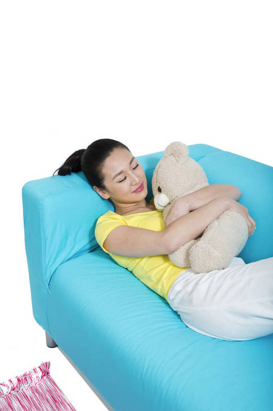 东方人,躺,抱,微笑,竖图,彩色,室内,白天,留白,抠图,白色背景,侧面,时尚,沙发,熊,玩具,北京,中国,仅一个人,图片,休闲装,现代,休息,休闲,成熟,可爱,美女,自信,摄影,生活方式,青春,优雅,公仔,乐观,年轻女性,女人,女性,亚洲人,中国人,年轻人,半身,影棚拍摄,愉快,bj174