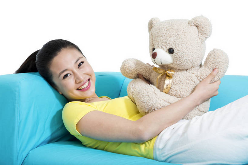 东方人,躺,抱,微笑,横图,彩色,室内,白天,留白,抠图,白色背景,侧面,时尚,沙发,熊,玩具,北京,中国,仅一个人,图片,休闲装,现代,休息,休闲,成熟,可爱,美女,自信,摄影,生活方式,青春,优雅,公仔,乐观,年轻女性,女人,女性,亚洲人,中国人,年轻人,半身,影棚拍摄,愉快,bj174