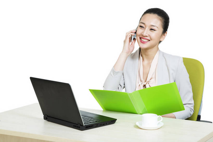 东方人,商务人士,商务女性,坐,打电话,横图,彩色,室内,白天,留白,抠图,白色背景,侧面,商务,时尚,成功,笔记本电脑,电话,手机,北京,中国,仅一个人,套装,正装,工作,图片,文件,办公桌,通讯设备,现代,职业,成熟,可爱,美女,自信,摄影,青春,优雅,商务装,工薪阶层,智能手机,乐观,交流,年轻女性,女人,女性,亚洲人,中国人,年轻人,白领,上班族,茶杯,沟通,通话,半身,影棚拍摄,愉快,苹果手机,bj174