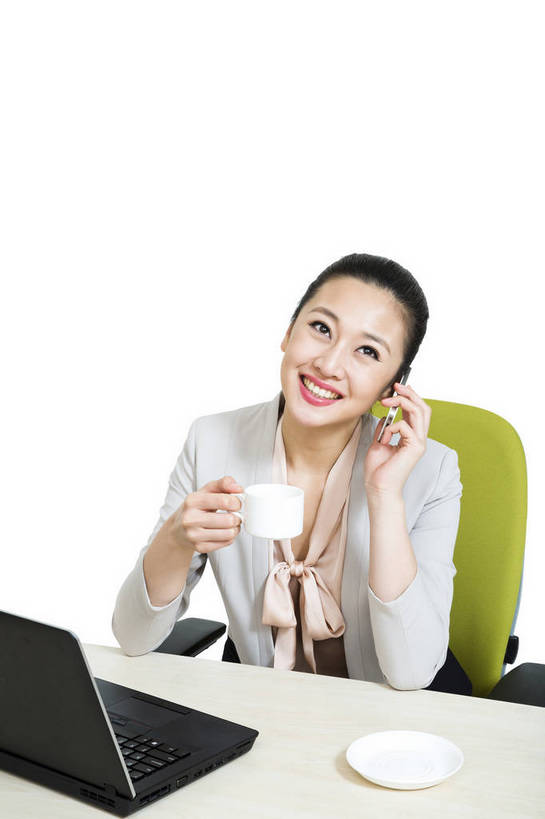 东方人,商务人士,商务女性,坐,打电话,竖图,彩色,室内,白天,留白,抠图,白色背景,侧面,商务,时尚,成功,笔记本电脑,电话,手机,北京,中国,仅一个人,套装,正装,工作,图片,办公桌,通讯设备,现代,职业,成熟,可爱,美女,自信,摄影,青春,优雅,商务装,工薪阶层,智能手机,乐观,交流,年轻女性,女人,女性,亚洲人,中国人,年轻人,白领,上班族,茶杯,沟通,通话,半身,影棚拍摄,愉快,苹果手机,bj174