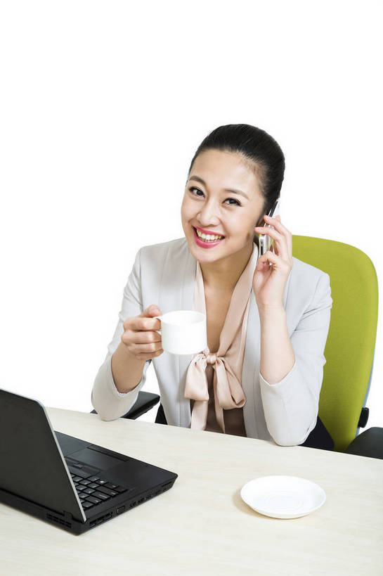 东方人,商务人士,商务女性,坐,打电话,竖图,彩色,室内,白天,留白,抠图,白色背景,侧面,商务,时尚,成功,笔记本电脑,电话,手机,北京,中国,仅一个人,套装,正装,工作,图片,办公桌,通讯设备,现代,职业,成熟,可爱,美女,自信,摄影,青春,优雅,商务装,工薪阶层,智能手机,乐观,交流,年轻女性,女人,女性,亚洲人,中国人,年轻人,白领,上班族,茶杯,沟通,通话,半身,影棚拍摄,愉快,苹果手机,bj174