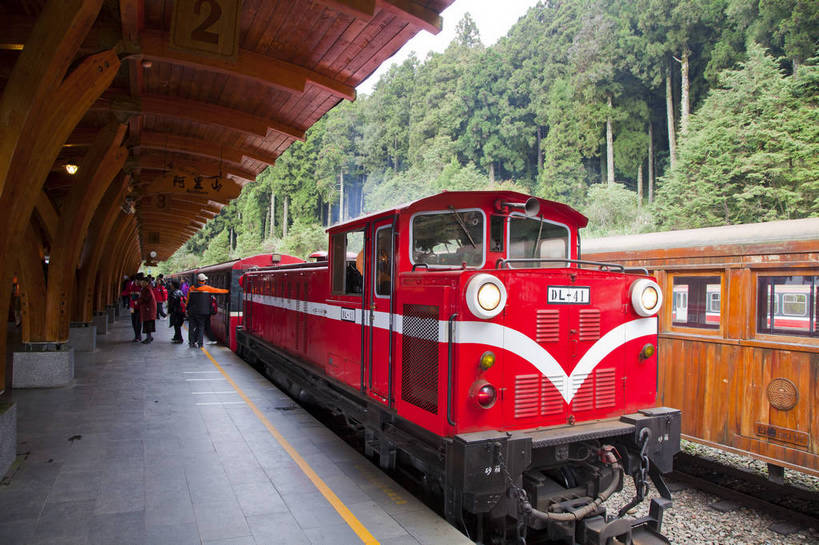 横图,彩色,室外,白天,旅游,田园,铁路,火车,车站,火车头,台湾,中国,图片,站台,交通,车,自然,交通工具,旅游胜地,摄影,风光,怀旧,文明,载具,阿里山,旅行,bj174