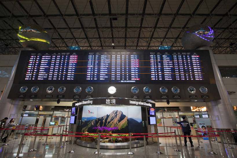 横图,彩色,室内,白天,旅游,度假,名胜古迹,标志建筑,地标,建筑,指示牌,台湾,中国,遗迹,图片,辉煌,古迹,文物,娱乐,候机厅,建设,古建筑,地标建筑,航站楼,享受,休闲,旅游胜地,放松,摄影,文明,古文明,发展,台北,繁荣,旅行,桃园机场,bj174