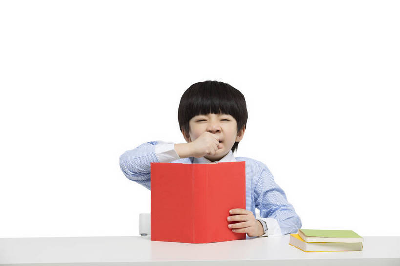 东方人,儿童,一个人,学生,站,坐,横图,彩色,室内,白天,留白,抠图,白色背景,正面,看书,快乐,幸福,北京,中国,握,学习,图片,小孩,课桌,书本,打哈欠,握拳,站着,校服,放松,可爱,童年,童趣,握着,摄影,成长,希望,好奇,未来,困倦,乐观,天真,男孩,男人,男性,亚洲人,中国人,孩子,玩耍,站立,半身,影棚拍摄,男生,小学生,bj174