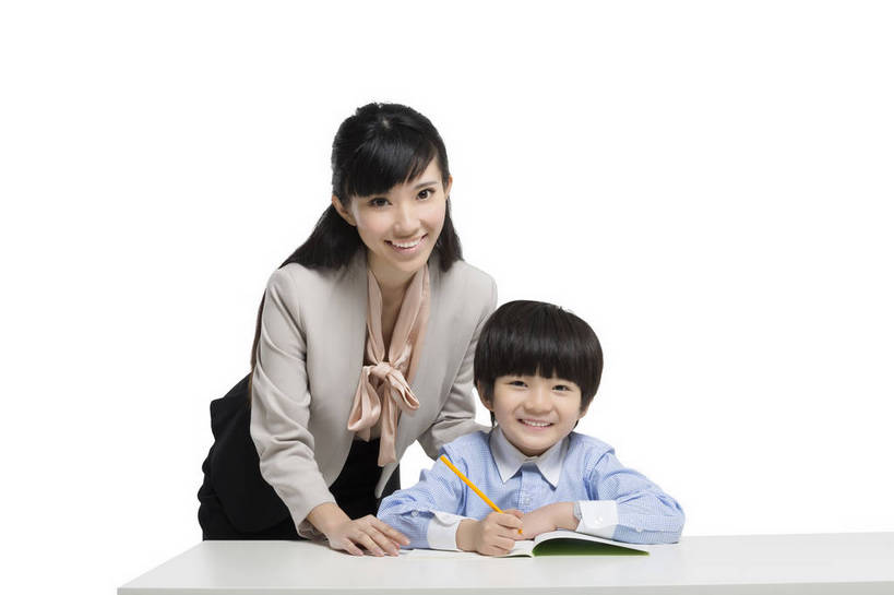 东方人,儿童,中年人,两个人,学生,教师,站,坐,微笑,横图,彩色,室内,白天,留白,抠图,白色背景,正面,看书,快乐,幸福,北京,中国,写字,学习,正装,图片,教育,外套,小孩,课桌,书本,站着,校服,放松,可爱,美女,童年,童趣,自信,帮助,摄影,成长,希望,爱护,好奇,未来,女教师,成就,关爱,辅导,乐观,传授,认真,天真,自豪,男孩,男人,男性,年轻女性,女人,女性,亚洲人,中国人,孩子,年轻人,站立,半身,影棚拍摄,男生,师生,小学生,bj174