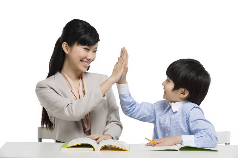 东方人,儿童,中年人,两个人,学生,教师,站,坐,微笑,横图,彩色,室内,白天,留白,抠图,白色背景,正面,侧面,看书,快乐,幸福,北京,中国,击掌,写字,学习,正装,图片,教育,鼓励,外套,小孩,课桌,书本,站着,校服,放松,可爱,美女,童年,童趣,自信,帮助,讲解,摄影,成长,希望,爱护,好奇,夸奖,未来,女教师,成就,关爱,辅导,乐观,传授,认真,天真,自豪,男孩,男人,男性,年轻女性,女人,女性,亚洲人,中国人,孩子,年轻人,站立,半身,影棚拍摄,男生,师生,小学生,bj174