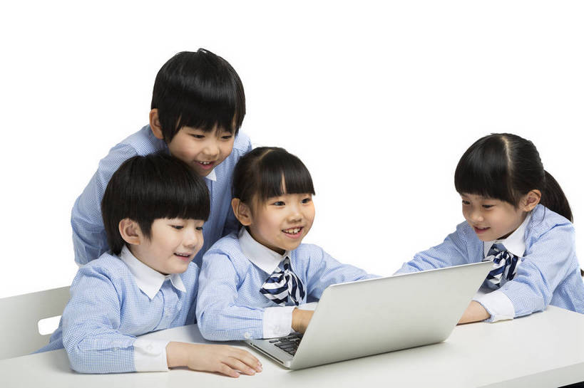 东方人,儿童,伙伴,学生,站,坐,横图,彩色,室内,白天,留白,抠图,白色背景,正面,侧面,快乐,友谊,幸福,笔记本电脑,北京,中国,五个人,学习,图片,玩,小孩,小女孩,课桌,站着,同学,校服,放松,可爱,童年,童趣,专注,摄影,成长,观看,希望,好奇,使用,未来,同伴,乐观,认真,上网,天真,友情,男孩,男人,男性,女孩,女人,女性,亚洲人,中国人,孩子,站立,半身,影棚拍摄,男生,小学生,bj174