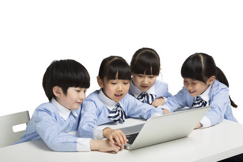 东方人,儿童,伙伴,学生,站,坐,横图,彩色,室内,白天,留白,抠图,白色背景,正面,侧面,快乐,友谊,幸福,笔记本电脑,北京,中国,五个人,学习,图片,玩,小孩,小女孩,课桌,站着,同学,校服,放松,可爱,童年,童趣,专注,摄影,成长,观看,希望,好奇,使用,未来,同伴,乐观,认真,上网,天真,友情,男孩,男人,男性,女孩,女人,女性,亚洲人,中国人,孩子,站立,半身,影棚拍摄,男生,小学生,bj174