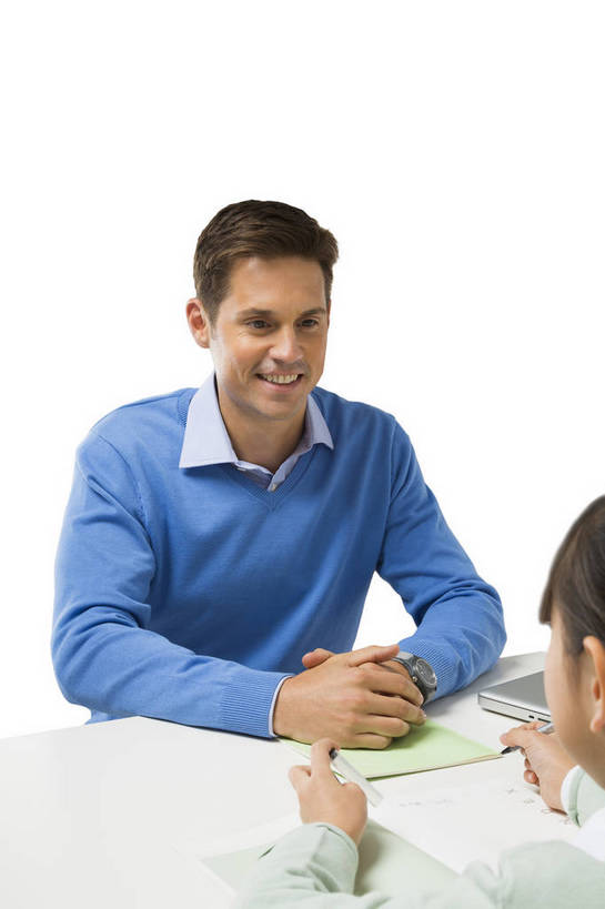 东方人,西方人,儿童,中年人,两个人,学生,教师,站,坐,竖图,彩色,室内,白天,留白,抠图,白色背景,正面,快乐,幸福,北京,欧洲,中国,欧洲人,写字,图片,休闲装,小孩,小女孩,背面,课桌,站着,放松,可爱,童年,童趣,自信,外教,摄影,外国人,成长,希望,爱护,好奇,考试,未来,成就,关爱,测验,提问,咨询,辅导,答题,乐观,教员,传授,天真,自豪,男孩,男人,男性,年轻男性,女孩,女人,女性,白种人,美国人,亚洲人,中国人,孩子,年轻人,老师,站立,半身,影棚拍摄,先生,男生,师生,小学生,bj174