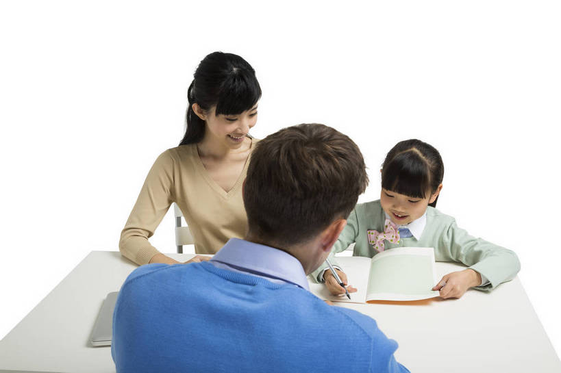 东方人,西方人,儿童,中年人,三个人,母亲,学生,教师,站,坐,横图,彩色,室内,白天,留白,抠图,白色背景,正面,快乐,幸福,合作,北京,欧洲,中国,欧洲人,写字,图片,休闲装,小孩,背面,课桌,站着,母女,放松,可爱,美女,童年,童趣,自信,家长,外教,摄影,外国人,成长,希望,爱护,好奇,考试,未来,成就,关爱,测验,提问,咨询,辅导,答题,乐观,教员,天真,自豪,男孩,男人,男性,年轻男性,年轻女性,女孩,女人,女性,白种人,美国人,亚洲人,中国人,孩子,年轻人,老师,站立,半身,影棚拍摄,先生,男生,师生,小学生,bj174