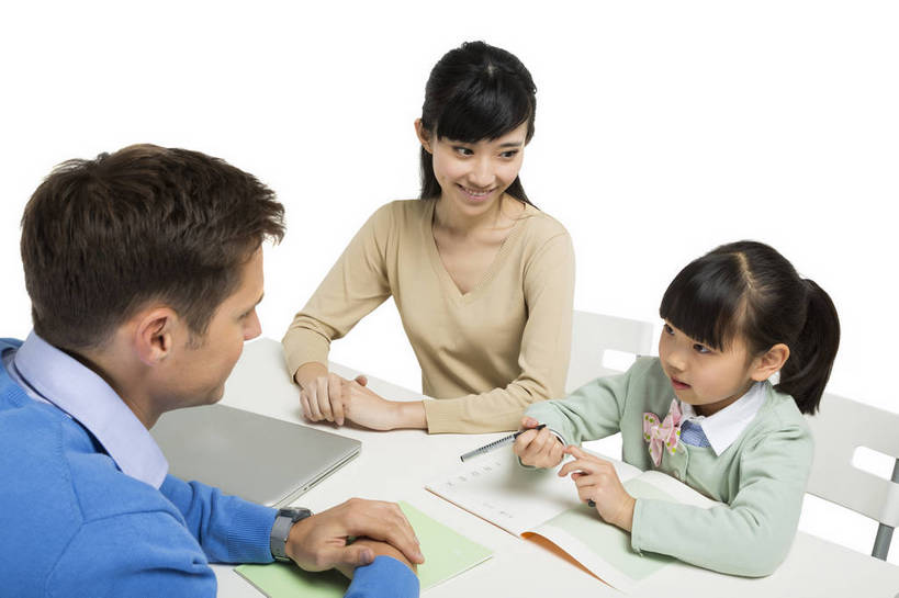 东方人,西方人,儿童,中年人,三个人,母亲,学生,教师,站,坐,横图,彩色,室内,白天,留白,抠图,白色背景,正面,快乐,幸福,合作,北京,欧洲,中国,欧洲人,写字,图片,休闲装,小孩,背面,课桌,站着,母女,放松,可爱,美女,童年,童趣,自信,家长,外教,摄影,外国人,成长,希望,爱护,好奇,考试,未来,成就,关爱,测验,提问,咨询,辅导,答题,乐观,教员,天真,自豪,男孩,男人,男性,年轻男性,年轻女性,女孩,女人,女性,白种人,美国人,亚洲人,中国人,孩子,年轻人,老师,站立,半身,影棚拍摄,先生,男生,师生,小学生,bj174