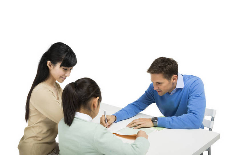 东方人,西方人,儿童,中年人,三个人,母亲,学生,教师,站,坐,横图,彩色,室内,白天,留白,抠图,白色背景,正面,快乐,幸福,合作,北京,欧洲,中国,欧洲人,写字,图片,休闲装,小孩,背面,课桌,站着,母女,放松,可爱,美女,童年,童趣,自信,家长,外教,摄影,外国人,成长,希望,爱护,好奇,考试,未来,成就,关爱,测验,提问,咨询,辅导,答题,乐观,教员,天真,自豪,男孩,男人,男性,年轻男性,年轻女性,女孩,女人,女性,白种人,美国人,亚洲人,中国人,孩子,年轻人,老师,站立,半身,影棚拍摄,先生,男生,师生,小学生,bj174