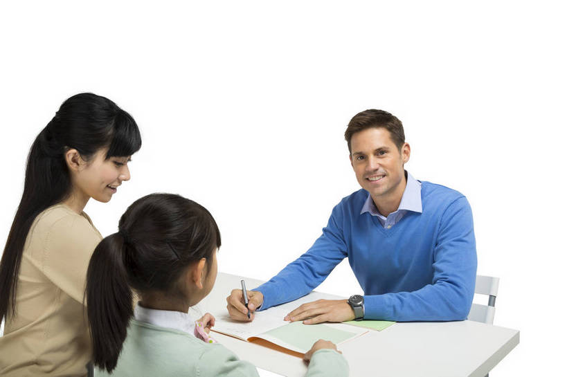 东方人,西方人,儿童,中年人,三个人,母亲,学生,教师,站,坐,横图,彩色,室内,白天,留白,抠图,白色背景,正面,快乐,幸福,合作,北京,欧洲,中国,欧洲人,写字,图片,休闲装,小孩,背面,课桌,站着,母女,放松,可爱,美女,童年,童趣,自信,家长,外教,摄影,外国人,成长,希望,爱护,好奇,考试,未来,成就,关爱,测验,提问,咨询,辅导,答题,乐观,教员,天真,自豪,男孩,男人,男性,年轻男性,年轻女性,女孩,女人,女性,白种人,美国人,亚洲人,中国人,孩子,年轻人,老师,站立,半身,影棚拍摄,先生,男生,师生,小学生,bj174