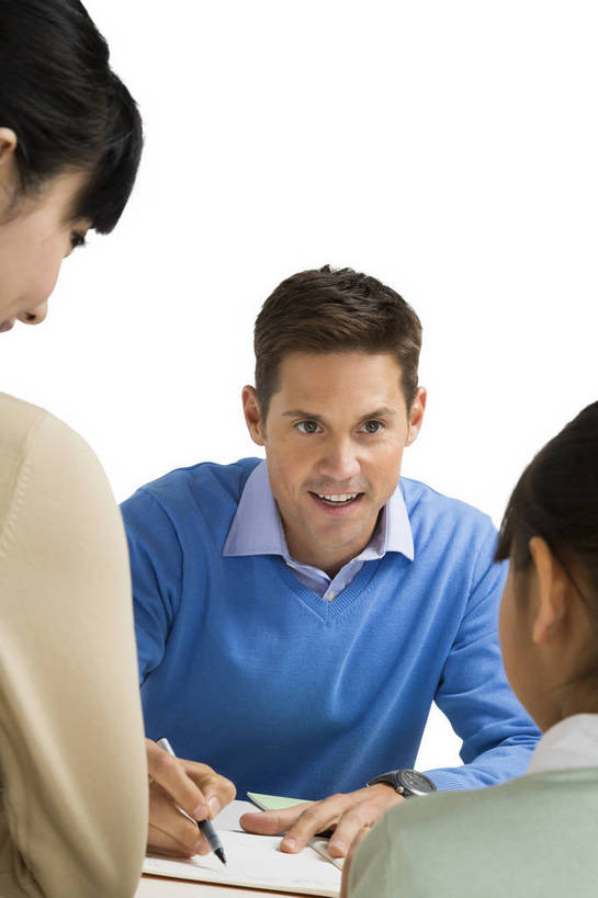 东方人,西方人,儿童,中年人,三个人,母亲,学生,教师,站,坐,竖图,彩色,室内,白天,留白,抠图,白色背景,正面,快乐,幸福,合作,北京,欧洲,中国,欧洲人,写字,图片,休闲装,小孩,背面,课桌,站着,母女,放松,可爱,美女,童年,童趣,自信,家长,外教,摄影,外国人,成长,希望,爱护,好奇,考试,未来,成就,关爱,测验,提问,咨询,辅导,答题,乐观,教员,天真,自豪,男孩,男人,男性,年轻男性,年轻女性,女孩,女人,女性,白种人,美国人,亚洲人,中国人,孩子,年轻人,老师,站立,半身,影棚拍摄,先生,男生,师生,小学生,bj174