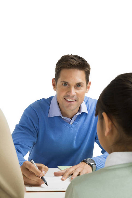 东方人,西方人,儿童,中年人,三个人,母亲,学生,教师,站,坐,竖图,彩色,室内,白天,留白,抠图,白色背景,正面,快乐,幸福,合作,北京,欧洲,中国,欧洲人,写字,图片,休闲装,小孩,背面,课桌,站着,母女,放松,可爱,美女,童年,童趣,自信,家长,外教,摄影,外国人,成长,希望,爱护,好奇,考试,未来,成就,关爱,测验,提问,咨询,辅导,答题,乐观,教员,天真,自豪,男孩,男人,男性,年轻男性,年轻女性,女孩,女人,女性,白种人,美国人,亚洲人,中国人,孩子,年轻人,老师,站立,半身,影棚拍摄,先生,男生,师生,小学生,bj174