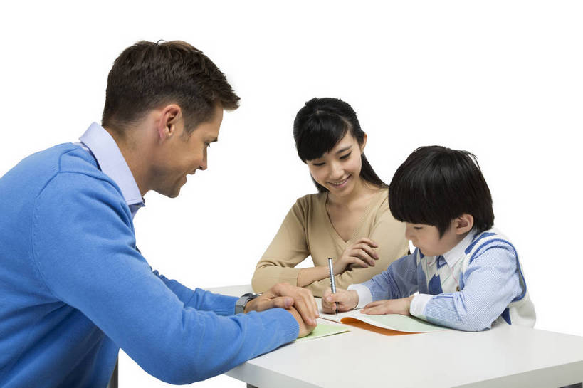 东方人,西方人,儿童,中年人,三个人,学生,教师,站,坐,横图,彩色,室内,白天,留白,抠图,白色背景,侧面,快乐,幸福,合作,北京,欧洲,中国,欧洲人,写字,图片,休闲装,小孩,课桌,站着,母子,放松,可爱,美女,童年,童趣,自信,家长,外教,摄影,外国人,成长,希望,爱护,好奇,考试,未来,成就,关爱,测验,提问,咨询,辅导,答题,乐观,教员,天真,自豪,男孩,男人,男性,年轻男性,年轻女性,女人,女性,白种人,美国人,亚洲人,中国人,孩子,年轻人,老师,站立,半身,影棚拍摄,先生,男生,师生,小学生,bj174