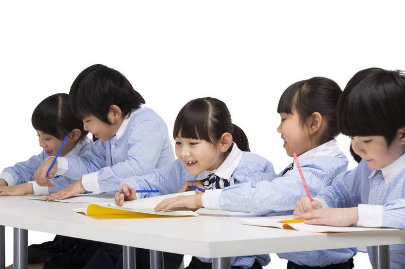 东方人,儿童,伙伴,学生,站,坐,横图,彩色,室内,白天,留白,抠图,白色背景,侧面,快乐,友谊,幸福,北京,中国,五个人,写字,学习,图片,小孩,小女孩,课桌,站着,同学,校服,放松,可爱,童年,童趣,摄影,成长,作业,希望,好奇,书写,考试,未来,同伴,答题,乐观,誊写,认真,天真,友情,男孩,男人,男性,女孩,女人,女性,亚洲人,中国人,孩子,站立,半身,影棚拍摄,男生,小学生,bj174