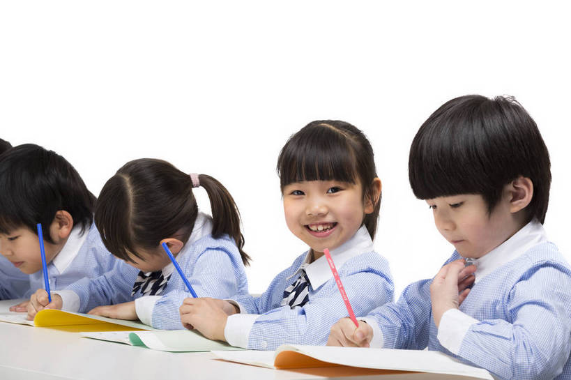 东方人,儿童,四个人,伙伴,学生,站,坐,横图,彩色,室内,白天,留白,抠图,白色背景,侧面,快乐,友谊,幸福,北京,中国,写字,学习,图片,小孩,小女孩,课桌,站着,同学,校服,放松,可爱,童年,童趣,摄影,成长,作业,希望,好奇,书写,考试,未来,同伴,答题,乐观,誊写,认真,天真,友情,男孩,男人,男性,女孩,女人,女性,亚洲人,中国人,孩子,站立,半身,影棚拍摄,男生,小学生,bj174