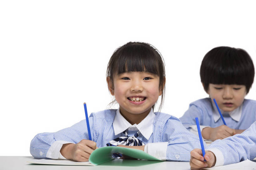 东方人,儿童,两个人,伙伴,学生,站,坐,横图,彩色,室内,白天,留白,抠图,白色背景,正面,快乐,友谊,幸福,北京,中国,写字,学习,图片,小孩,小女孩,课桌,站着,上课,同学,校服,放松,可爱,童年,童趣,摄影,成长,作业,希望,好奇,书写,未来,同伴,答题,乐观,誊写,认真,天真,友情,男孩,男人,男性,女孩,女人,女性,亚洲人,中国人,孩子,站立,半身,影棚拍摄,男生,小学生,bj174