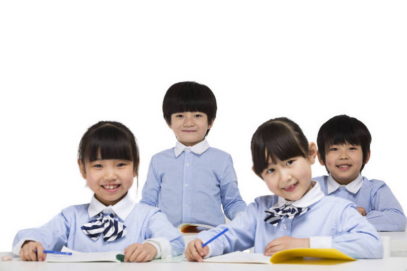 东方人,儿童,四个人,伙伴,学生,站,坐,横图,彩色,室内,白天,留白,抠图,白色背景,正面,快乐,友谊,幸福,北京,中国,写字,学习,图片,小孩,小女孩,课桌,站着,上课,同学,校服,放松,可爱,童年,童趣,摄影,成长,作业,希望,好奇,书写,未来,同伴,答题,乐观,誊写,认真,天真,友情,男孩,男人,男性,女孩,女人,女性,亚洲人,中国人,孩子,站立,半身,影棚拍摄,男生,小学生,bj174