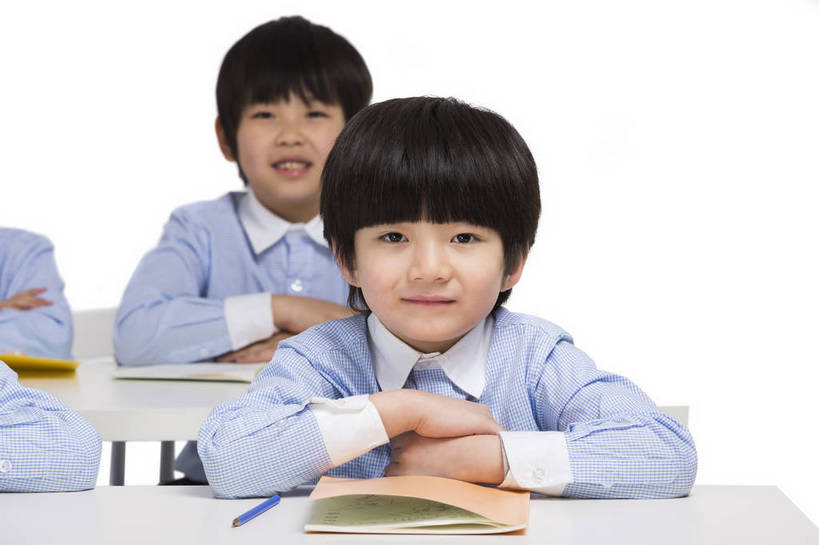 东方人,儿童,两个人,伙伴,学生,站,坐,横图,彩色,室内,白天,留白,抠图,白色背景,正面,快乐,友谊,幸福,北京,中国,写字,学习,图片,小孩,小女孩,课桌,站着,上课,同学,校服,放松,可爱,童年,童趣,摄影,成长,作业,希望,好奇,书写,未来,同伴,答题,乐观,誊写,认真,天真,友情,男孩,男人,男性,女孩,女人,女性,亚洲人,中国人,孩子,站立,半身,影棚拍摄,男生,小学生,bj174