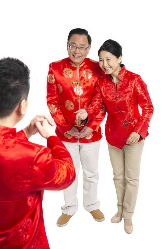 东方人,中年人,老年人,三个人,家庭,父母,站,微笑,竖图,彩色,室内,白天,留白,抠图,白色背景,正面,民族服装,聚会,时尚,幸福,北京,中国,春节,新年,节日,庆祝,图片,文化,老人,背面,庆典,和谐,温馨,喜庆,放松,抱拳,摄影,生活方式,纪念,和睦,亲情,合家欢,欢聚一堂,作揖,乐观,老年男性,老年女性,男人,男性,年轻男性,女人,女性,中年男性,亚洲人,中国人,年轻人,半身,影棚拍摄,礼服,欢乐,拜年,红衣,唐装,传统节日,bj174