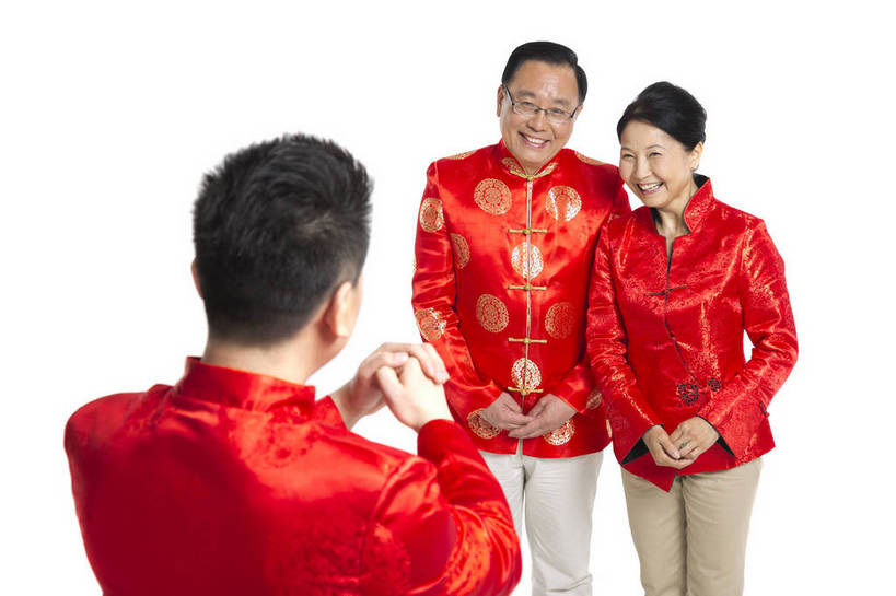 东方人,中年人,老年人,三个人,家庭,父母,站,微笑,横图,彩色,室内,白天,留白,抠图,白色背景,正面,民族服装,聚会,时尚,幸福,北京,中国,春节,新年,节日,庆祝,图片,文化,老人,背面,庆典,和谐,温馨,喜庆,放松,抱拳,摄影,生活方式,纪念,和睦,亲情,合家欢,欢聚一堂,作揖,乐观,老年男性,老年女性,男人,男性,年轻男性,女人,女性,中年男性,亚洲人,中国人,年轻人,半身,影棚拍摄,礼服,欢乐,拜年,红衣,唐装,传统节日,bj174