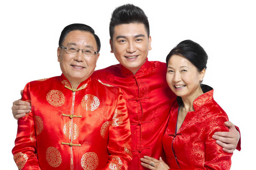 东方人,中年人,老年人,三个人,家庭,父母,站,微笑,横图,彩色,室内,白天,留白,抠图,白色背景,正面,侧面,民族服装,聚会,时尚,幸福,北京,中国,春节,新年,节日,庆祝,图片,文化,老人,庆典,和谐,温馨,喜庆,放松,摄影,生活方式,纪念,和睦,亲近,亲情,合家欢,欢聚一堂,乐观,老年男性,老年女性,男人,男性,年轻男性,女人,女性,中年男性,亚洲人,中国人,年轻人,半身,影棚拍摄,礼服,欢乐,红衣,唐装,传统节日,bj174
