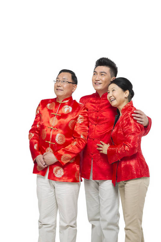 东方人,中年人,老年人,三个人,家庭,父母,站,微笑,竖图,彩色,室内,白天,留白,抠图,白色背景,侧面,民族服装,聚会,时尚,幸福,北京,中国,春节,新年,节日,庆祝,图片,注视,文化,老人,观察,看,庆典,温馨,喜庆,放松,抱拳,摄影,生活方式,观看,纪念,和睦,察看,关注,亲情,合家欢,欢聚一堂,作揖,乐观,老年男性,老年女性,男人,男性,年轻男性,女人,女性,中年男性,亚洲人,中国人,年轻人,半身,影棚拍摄,礼服,欢乐,拜年,红衣,唐装,传统节日,bj174