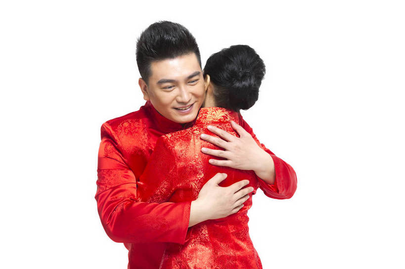 东方人,中年人,老年人,两个人,家庭,站,微笑,横图,彩色,室内,白天,留白,抠图,白色背景,正面,民族服装,时尚,幸福,北京,中国,春节,新年,节日,庆祝,图片,文化,老人,背面,庆典,和谐,温馨,喜庆,母子,放松,摄影,生活方式,纪念,和睦,亲近,亲情,合家欢,欢聚一堂,乐观,老年女性,男人,男性,年轻男性,女人,女性,中年男性,亚洲人,中国人,年轻人,拥抱,半身,影棚拍摄,礼服,欢乐,红衣,唐装,传统节日,bj174