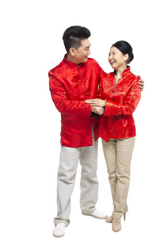 东方人,中年人,老年人,两个人,家庭,站,微笑,竖图,彩色,室内,白天,留白,抠图,白色背景,正面,侧面,民族服装,时尚,幸福,北京,中国,春节,新年,节日,庆祝,图片,文化,老人,庆典,和谐,温馨,喜庆,母子,放松,摄影,生活方式,纪念,和睦,亲近,亲情,问候,合家欢,欢聚一堂,乐观,老年女性,男人,男性,年轻男性,女人,女性,中年男性,亚洲人,中国人,年轻人,全身,影棚拍摄,礼服,欢乐,红衣,唐装,传统节日,bj174