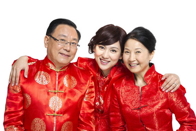 东方人,中年人,老年人,三个人,家庭,父母,站,微笑,横图,彩色,室内,白天,留白,抠图,白色背景,正面,民族服装,聚会,时尚,幸福,北京,中国,春节,新年,节日,庆祝,图片,文化,老人,庆典,和谐,温馨,喜庆,放松,美女,摄影,生活方式,纪念,和睦,亲近,亲情,合家欢,欢聚一堂,乐观,老年男性,老年女性,男人,男性,年轻女性,女人,女性,亚洲人,中国人,年轻人,半身,影棚拍摄,礼服,欢乐,红衣,唐装,传统节日,bj174