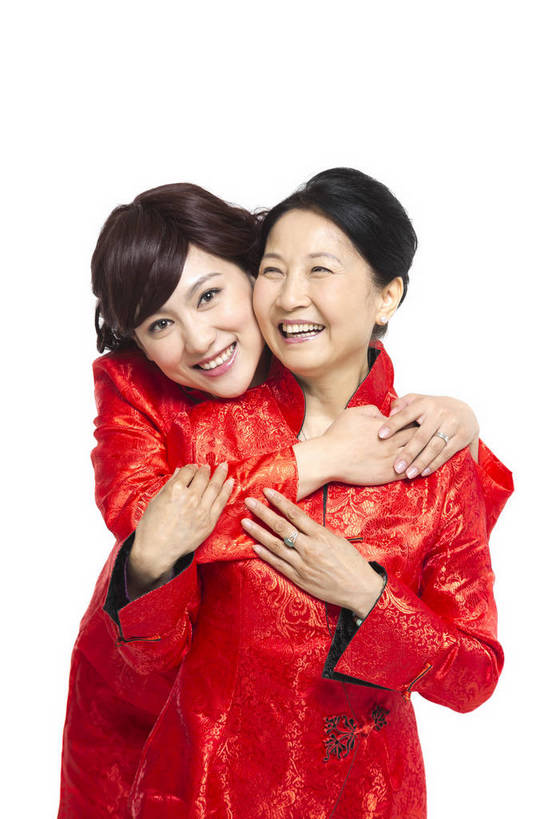 东方人,中年人,老年人,两个人,家庭,站,微笑,竖图,彩色,室内,白天,留白,抠图,白色背景,正面,民族服装,时尚,幸福,北京,中国,春节,新年,节日,庆祝,图片,文化,老人,靠,靠着,倚靠,庆典,和谐,温馨,喜庆,母女,放松,美女,摄影,生活方式,纪念,和睦,倚着,亲近,亲情,合家欢,欢聚一堂,乐观,老年男性,老年女性,男人,男性,年轻女性,女人,女性,亚洲人,中国人,年轻人,搂抱,半身,影棚拍摄,礼服,欢乐,红衣,唐装,传统节日,bj174