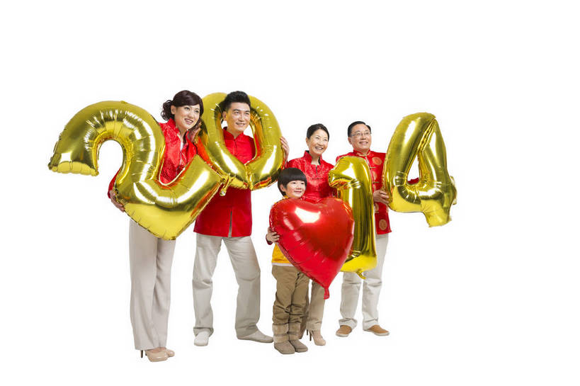 东方人,儿童,中年人,老年人,家庭,父母,祖父母,三代同堂,站,微笑,横图,彩色,室内,白天,留白,抠图,白色背景,正面,民族服装,聚会,时尚,游戏,快乐,幸福,玩具,北京,中国,春节,新年,五个人,触手,节日,庆祝,数字,图片,塑料,许多人,玩,文化,娱乐,祖孙三代,老人,小孩,红色,气球,塑料制品,站着,一群人,庆典,休闲,和谐,温暖,温馨,喜庆,一家人,充气玩具,橡胶,放松,可爱,美女,童年,童趣,益智,摄影,生活方式,活动,纪念,希望,和睦,拉着,发泄,消遣,智力,亲近,亲情,氢气球,合家欢,欢聚一堂,橡胶制品,宣泄,乐观,天真,老年男性,老年女性,男孩,男人,男性,年轻男性,年轻女性,女人,女性,中年男性,亚洲人,中国人,孩子,年轻人,心型,全家福,玩耍,嬉戏,站立,全身,影棚拍摄,礼服,欢乐,氦气球,铝箔气球,铝膜,铝膜气球,铝膜制品,红衣,唐装,融洽,男生,多代同堂,传统节日,bj174