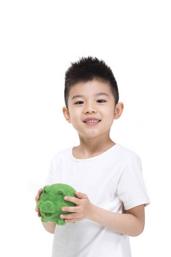 东方人,儿童,站,捧,微笑,竖图,彩色,室内,白天,留白,抠图,白色背景,侧面,时尚,快乐,幸福,北京,中国,仅一个人,服装,环保,图片,小猪,小孩,衣服,绿色,白色,模型,站着,健康,储蓄罐,放松,可爱,童年,童趣,储蓄,理财,摄影,服饰,生活方式,成长,希望,好奇,未来,衣着,穿着,宣传,乐观,衣饰,节约,天真,男孩,男人,男性,亚洲人,中国人,孩子,站立,半身,影棚拍摄,愉快,男生,bj174