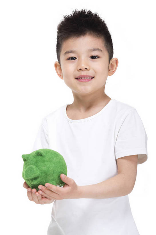 东方人,儿童,站,捧,微笑,竖图,彩色,室内,白天,留白,抠图,白色背景,侧面,时尚,快乐,幸福,北京,中国,仅一个人,服装,环保,图片,小猪,小孩,衣服,绿色,白色,模型,站着,健康,储蓄罐,放松,可爱,童年,童趣,储蓄,理财,摄影,服饰,生活方式,成长,希望,好奇,未来,衣着,穿着,宣传,乐观,衣饰,节约,天真,男孩,男人,男性,亚洲人,中国人,孩子,站立,半身,影棚拍摄,愉快,男生,bj174